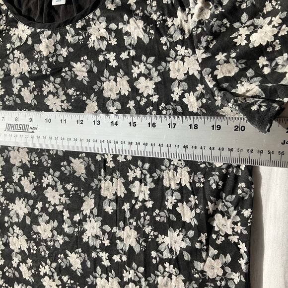 Old Navy Women Blouse size L Floral Black & White ShortSleeve Glossy Back - Picture 3 of 8